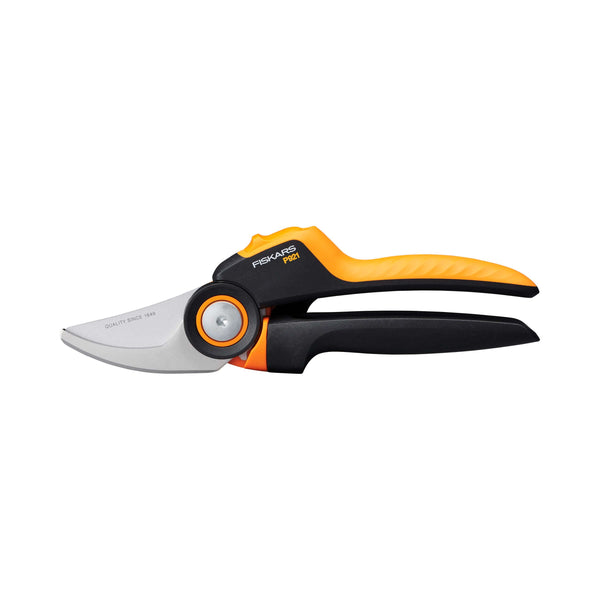 Fiskars X-series P921 Bypass-Gartenschere Größe M, Seitenansicht auf weißem Hintergrund